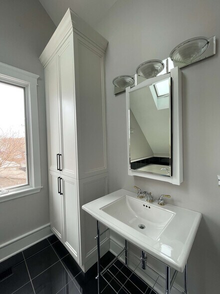 Building Photo - 3223 N Richmond St