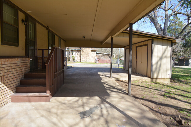 Building Photo - 908 E Stone St