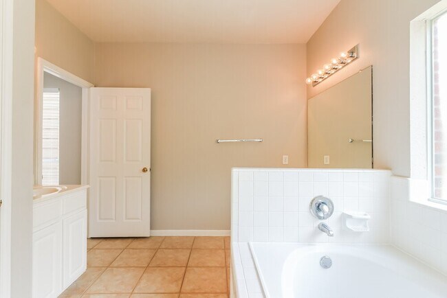 Building Photo - 15526 Oxenford Dr