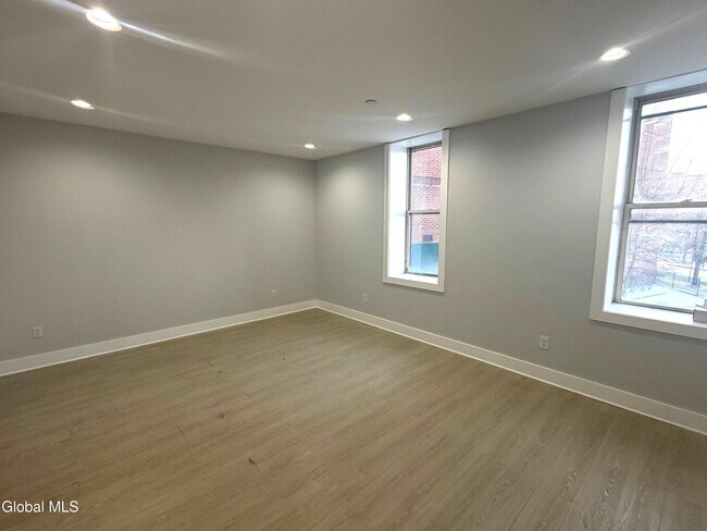 Building Photo - 5 Broadway