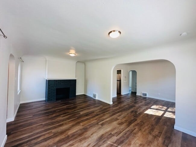 Building Photo - Adorable remodeled in 2023 2 bedroom 1 bathroom duplex available soon!