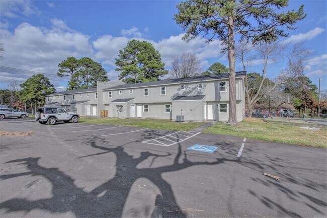Building Photo - 1900 Labette Manor Dr