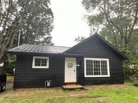 Building Photo - 560 Longcoy Ave