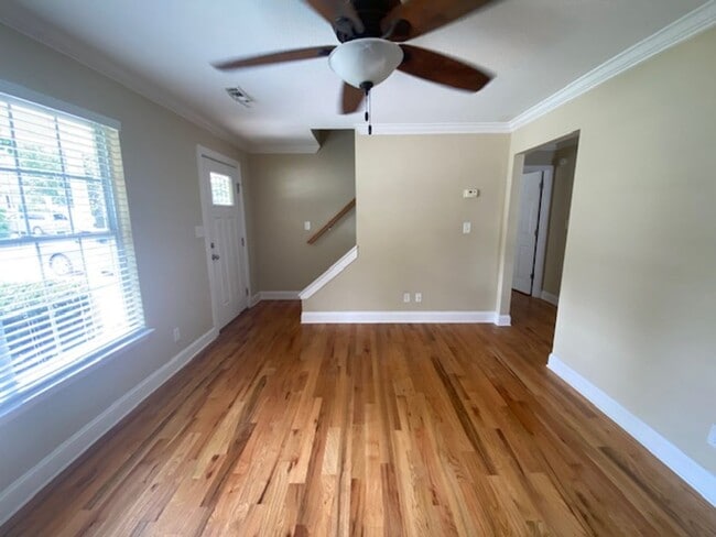 Building Photo - **MOVE IN SPECIAL, 1/2 OFF FIRST MONTHS RENT** Updated 3 bed 2 bath house