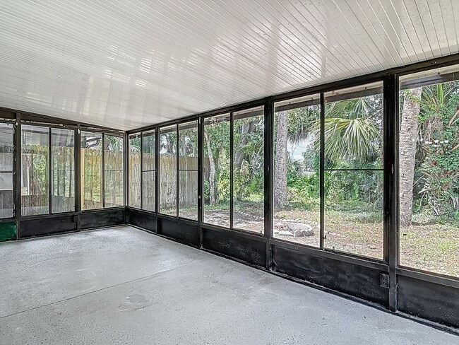 Building Photo - UPDATED 2 Bed, 2 Bath Home with Screened Lanai & Garage!