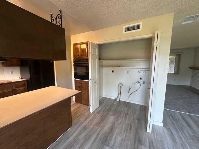 Building Photo - 4 Bedroom 2 Bathroom Home with Landscaped ...