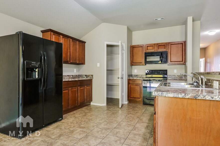 Building Photo - 2001 Honeycomb St