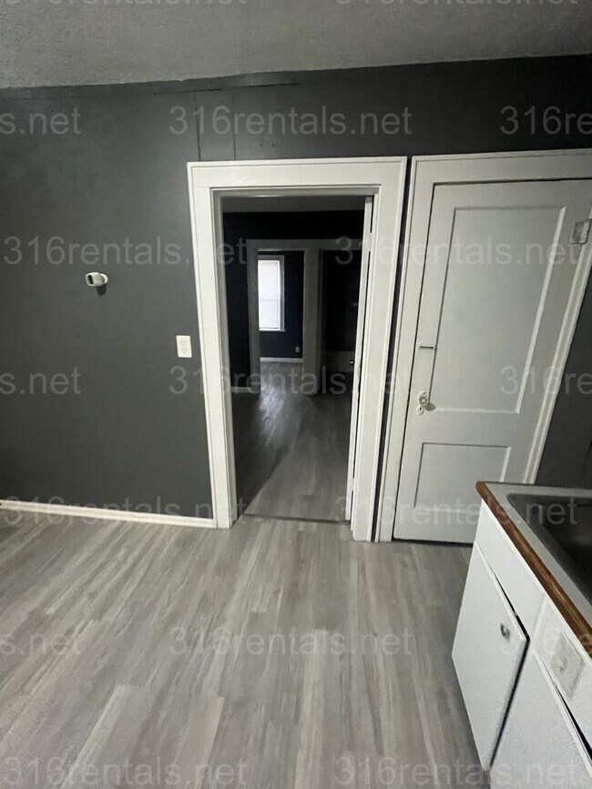 Building Photo - $795 - 2 bed 1 bath - Duplex