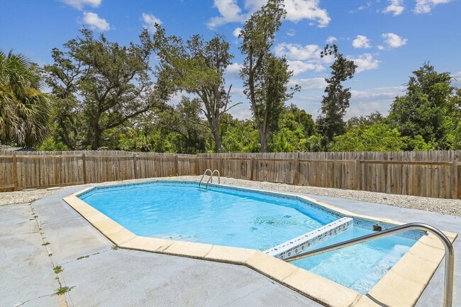 Building Photo - 300 Mercedes Ave