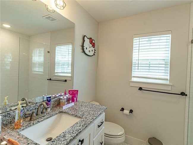 Building Photo - 2 bedroom 1. 5bath upscale modern living n...