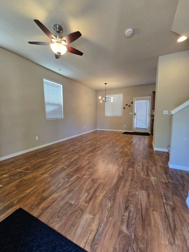 Building Photo - Small Dog Friendly 2 Bedroom 1.5 Bath Hous...