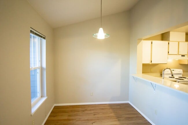 Building Photo - Top Floor 2/2 w/Condo Finishes + Vaulted Ceilings!!