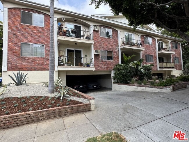Building Photo - 2803 Arizona Ave