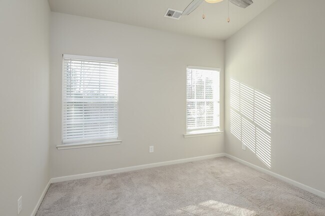 Building Photo - 41 Madaline Ln