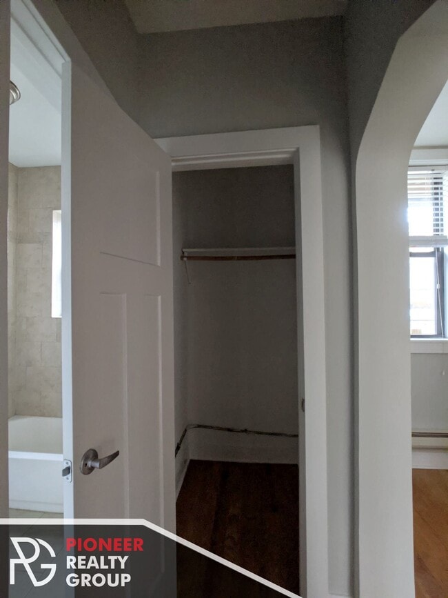 Building Photo - 4419 N Wolcott Ave