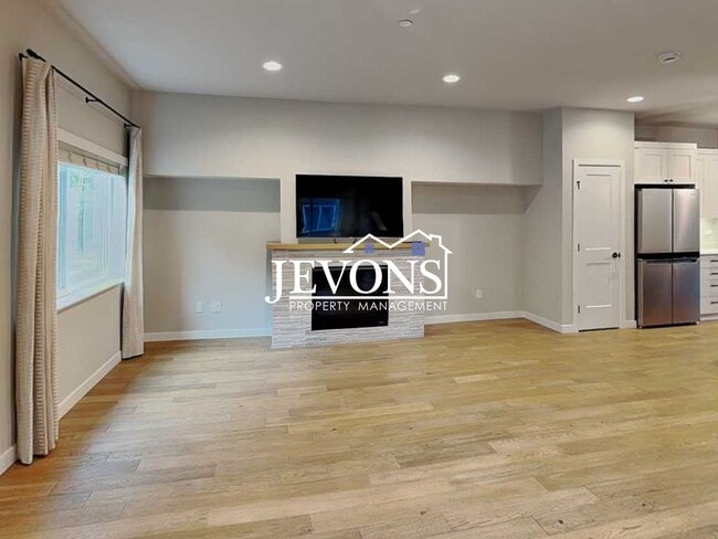 Building Photo - Coming soon! Modern Townhome Living in Prime Issaquah Location