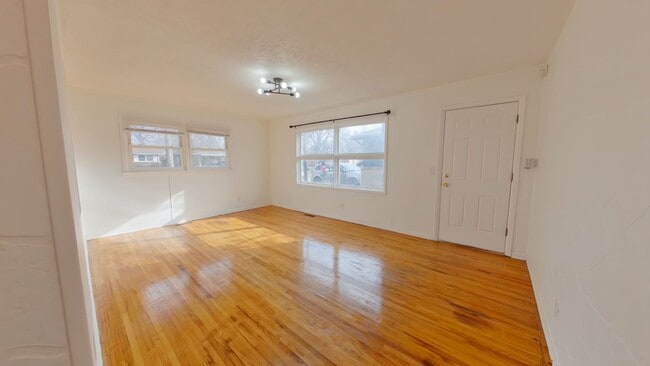 Building Photo - 3 Bedroom Home