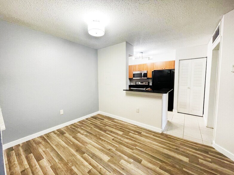 Building Photo - 2810 N Oakland Forest Dr