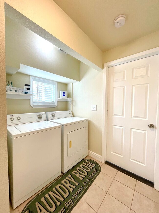 Building Photo - 319 S Olive St