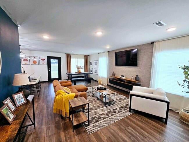 Building Photo - Charming Home!