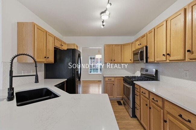 Building Photo - 5112 Bay Overlook Dr