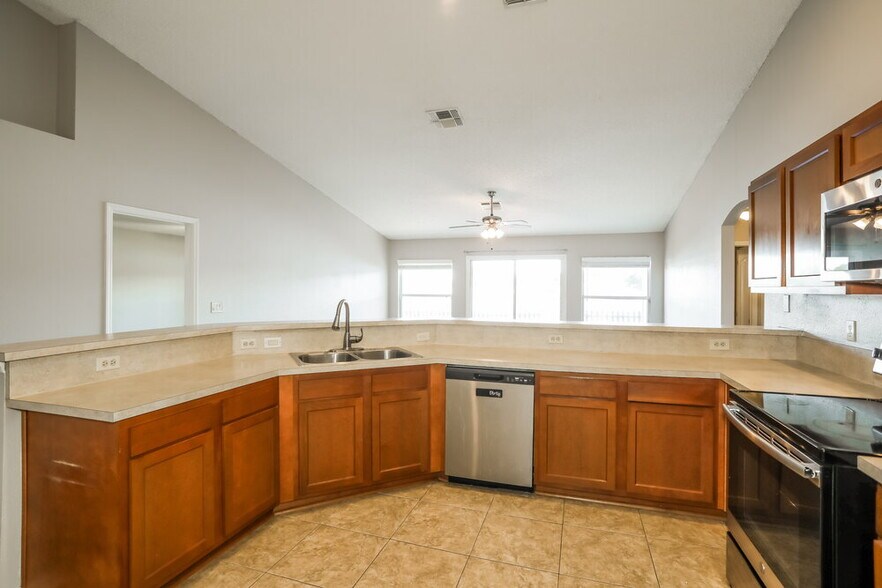 Building Photo - 975 Deer Spring Dr