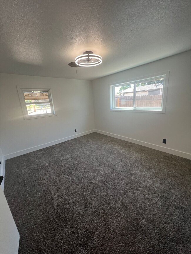 Building Photo - 4 Bed 3 bath remodeled home