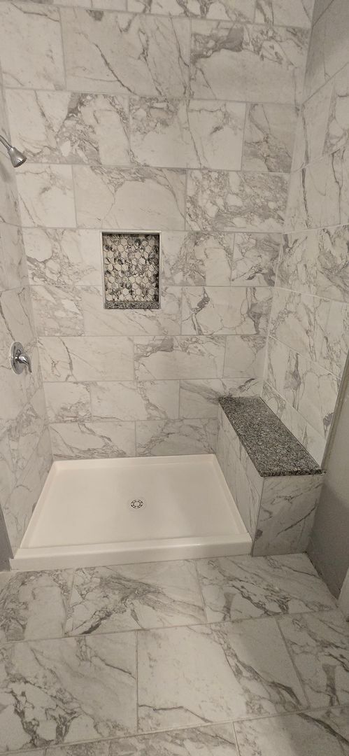 Building Photo - Spacious Two Bedroom Condo in the Barwick-Large Kitchen-Renovated Bathroom