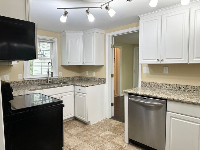 Building Photo - Cozy Home with a Spacious Back Yard in Garner!