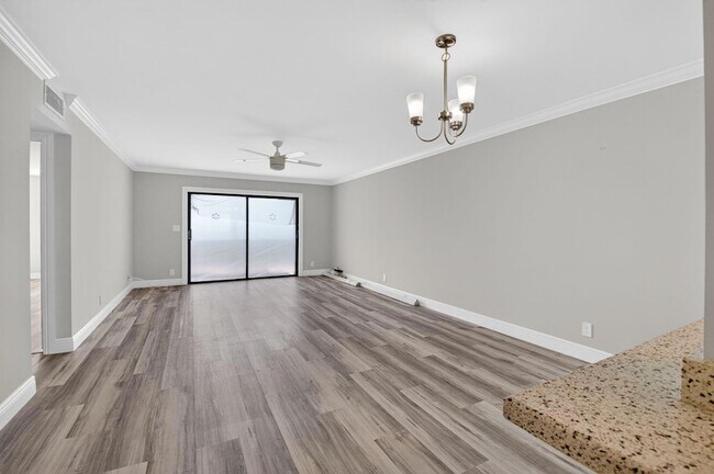 Building Photo - 7076 Huntington Ln