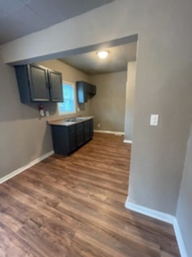 Building Photo - Large 2 Story Home