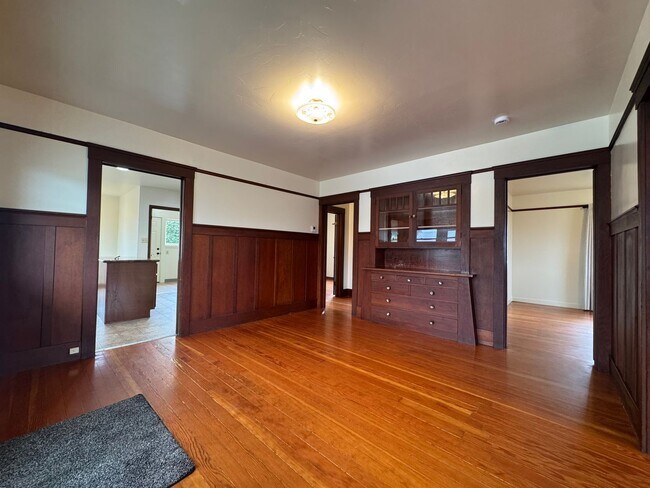 Building Photo - 1336 6th St