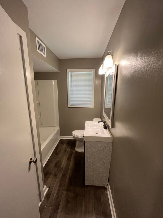 Building Photo - 2503 Broadmoor Dr
