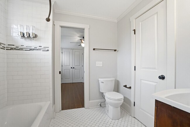 Building Photo - 3 Bedroom Home with a deck in Plaza-Midwood!