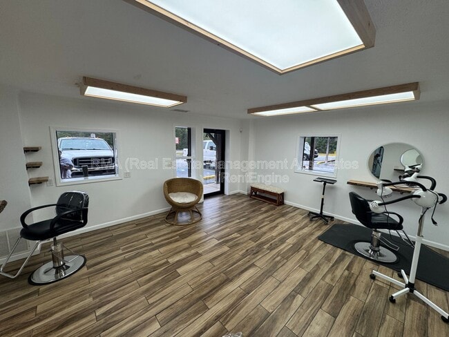 Building Photo - 1731 Newnan Rd