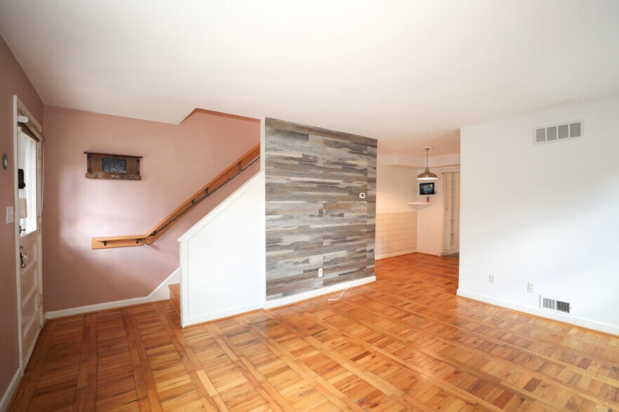 Building Photo - 817 S Irving St