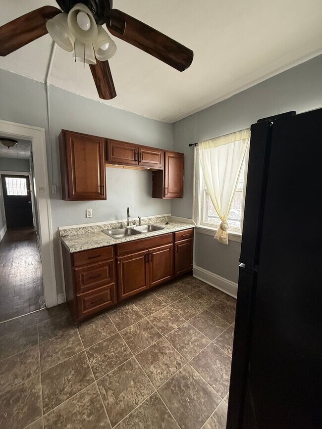 Building Photo - 2bd Unit 4-Plex Building Cash Pay/Section 8