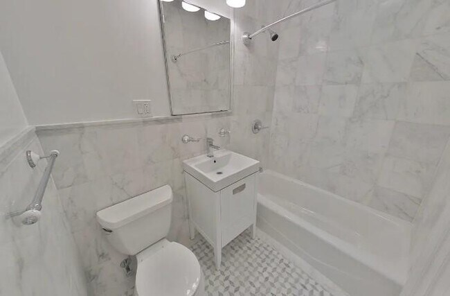 Building Photo - 3 bedroom in New York NY 10019