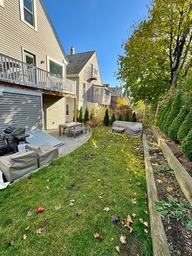 Building Photo - Spacious 3 Bed 2.5 Bath with Parking!