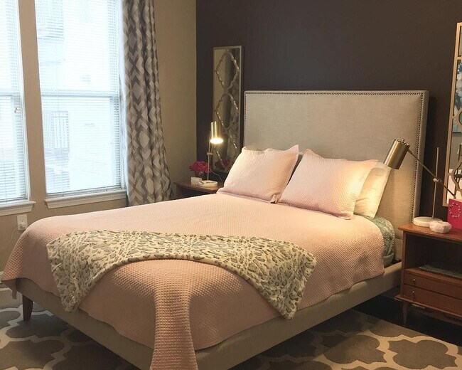 Building Photo - 1000 Providence Pl