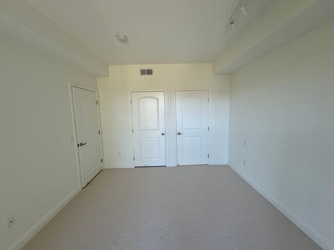 Building Photo - Updated Top Floor Unit -- Perfect Commuter Location -- Walking Distance to Laurel Street -- Must ...