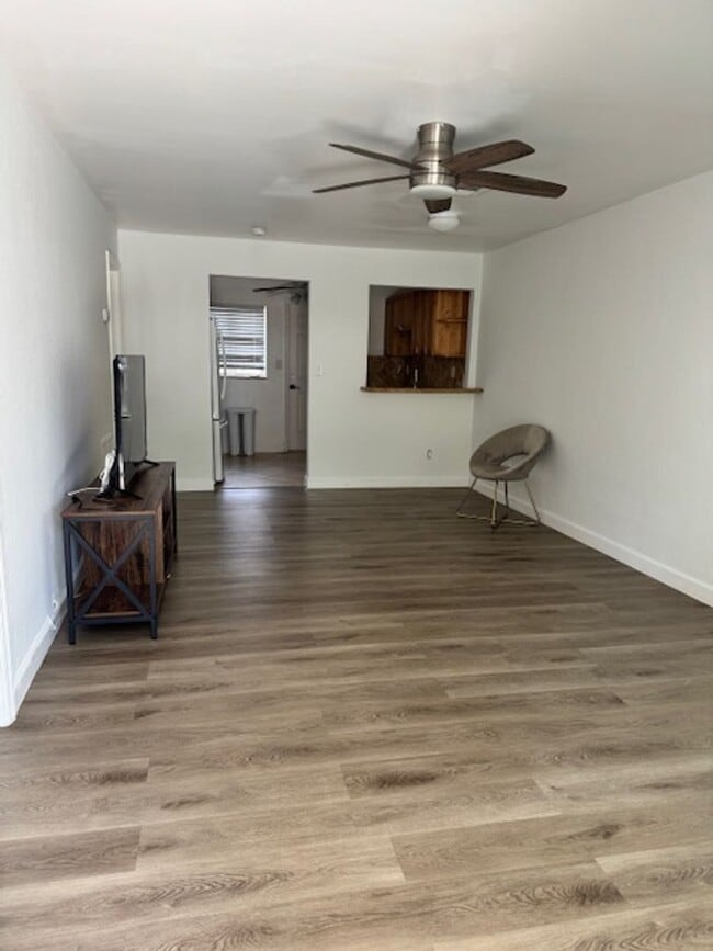 Building Photo - 2 BED/ 1 BATH WITH PRIVATE YARD