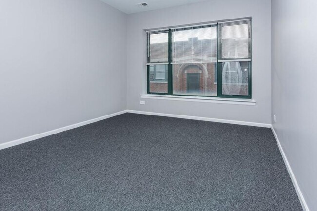 Building Photo - 2 bedroom in Washington Park IL 60637