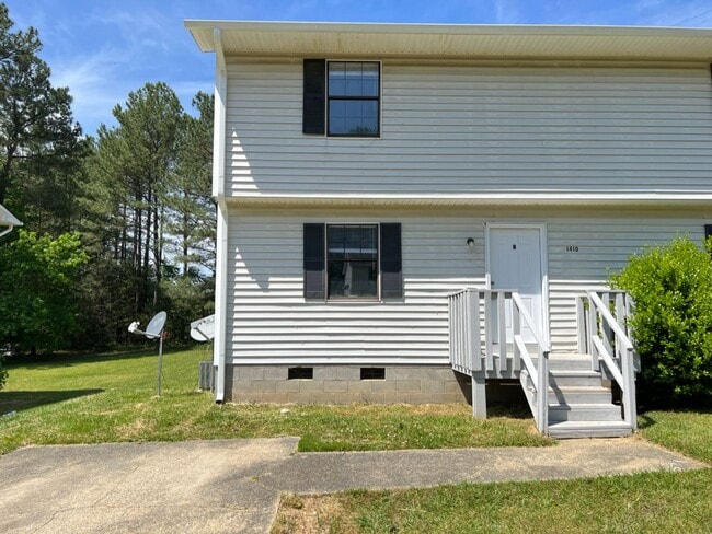Building Photo - Updated 2 Bedroom Duplex in Durham
