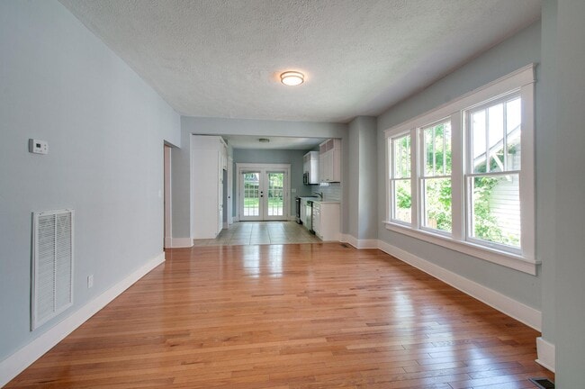 Building Photo - 1306 Douglas Ave