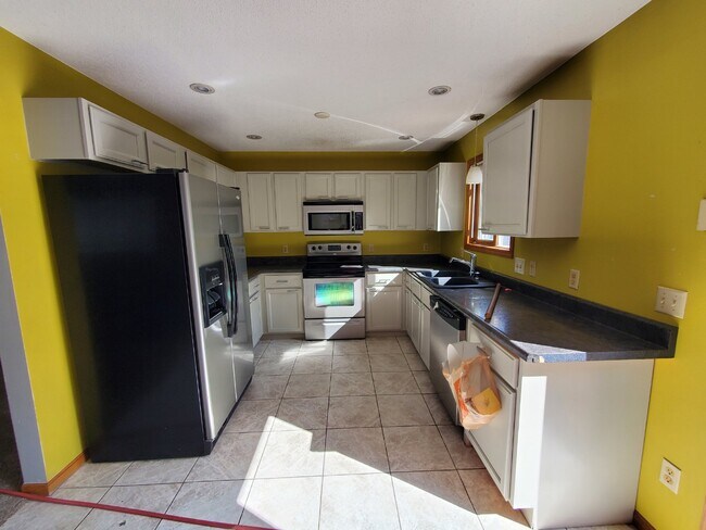 Building Photo - Gopher Nation Check out this 5 bedroom house with TWO massive living rooms