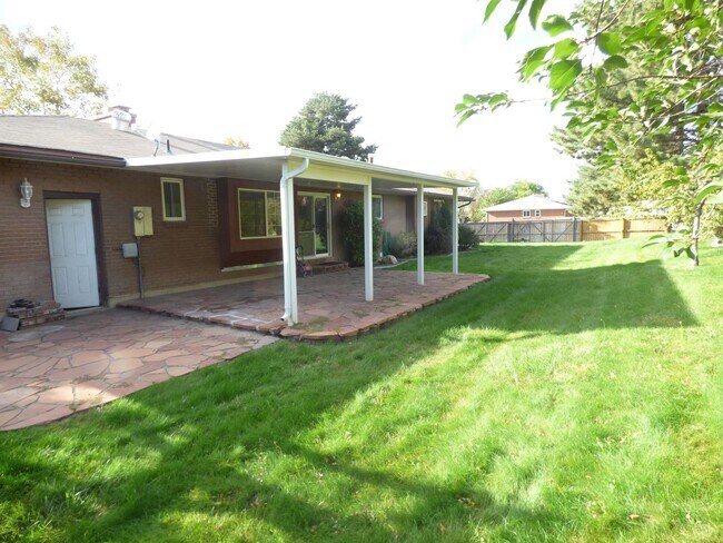 Building Photo - 5 Bd 3 Ba Home in Sandy