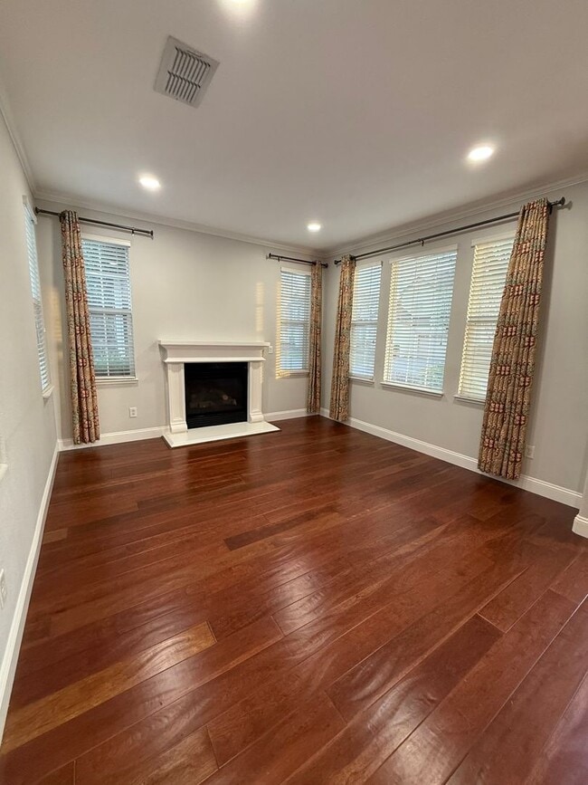 Building Photo - Available today - West Lake Estate 4/3 home