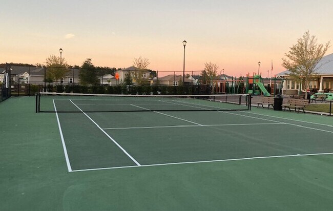 Building Photo - Stylish & Low-Maintenance Living in Oakleaf Community