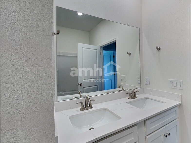 Building Photo - 5955 Pinewood Ests Dr